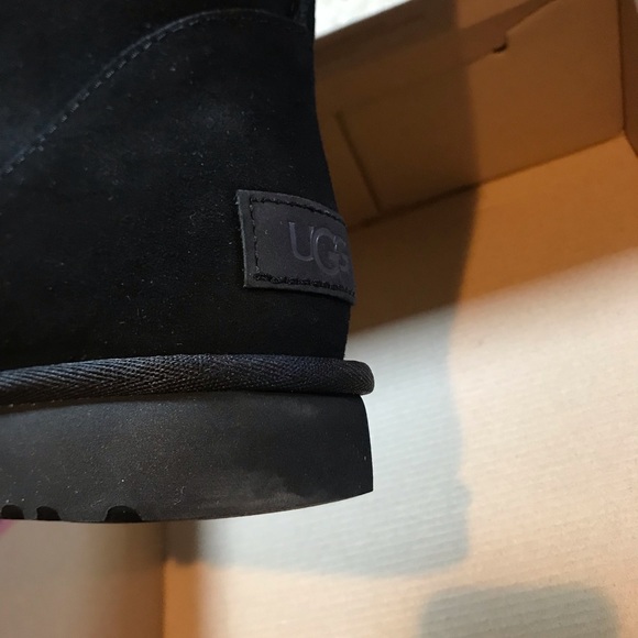 UGG CLASSIC SHORT STUD II Boots Size 8,10 - Picture 9 of 12